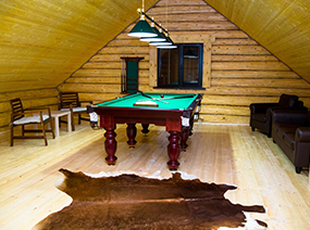 Зона отдыха в коттедже, бильярд на втором этаже. Банная Усадьба Раменское