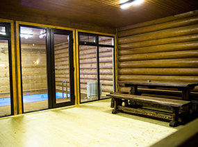 Пространство рядом с подогреваемым бассейном в коттедже. Раменское, Подмосковье