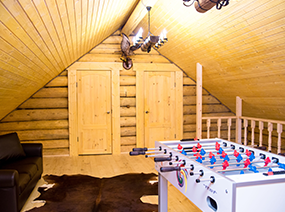 Зона отдыха на втором этаже коттеджа, киккер. Банная Усадьба Раменское