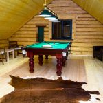 Бильярд на втором этаже коттеджа, зона отдыха