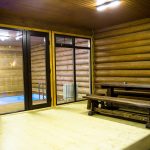 Зона отдыха рядом с подогреваемым бассейном